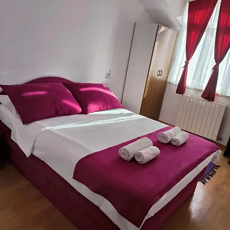 Omir Bed and Breakfast Πούλα