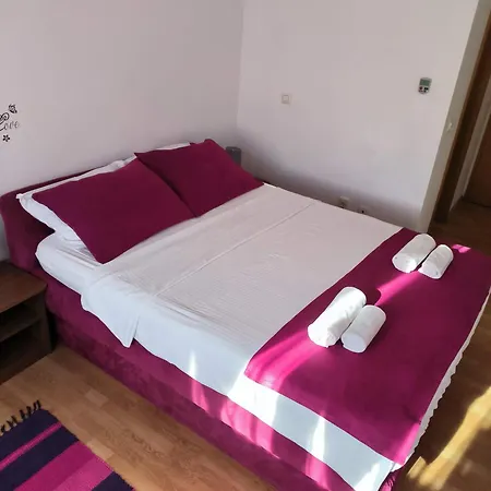 Omir Bed and Breakfast Πούλα