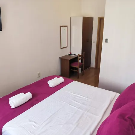 Omir Bed and Breakfast *